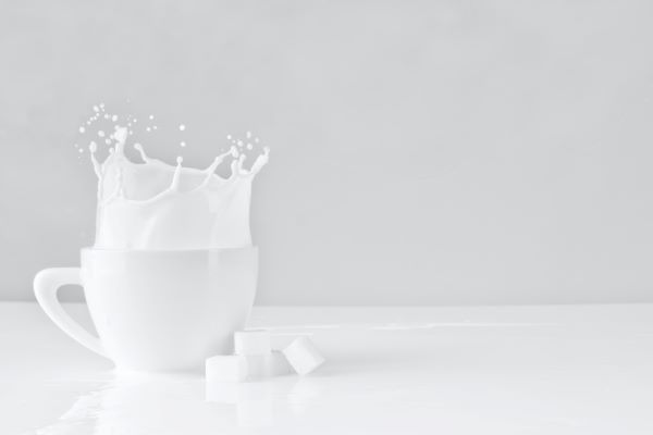 在擠牛奶時一般會對牛的乳房進(jìn)行消殺，殺菌劑中會添加丙二醇起到溶解的作用